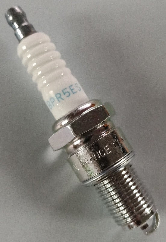 Bougie d'allumage NGK type BPR5ES (7422)