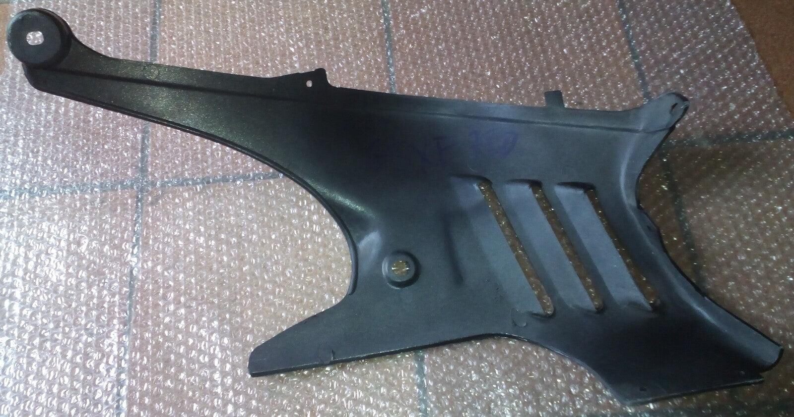 Flanc bas gauche Suzuki GSXF 600-750 ref-00014
