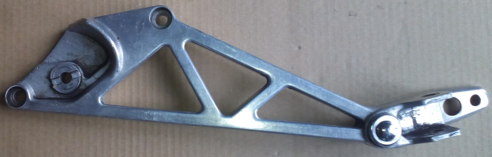 Platine repose pied Honda VF 750 F 1983-1984 ref-00364