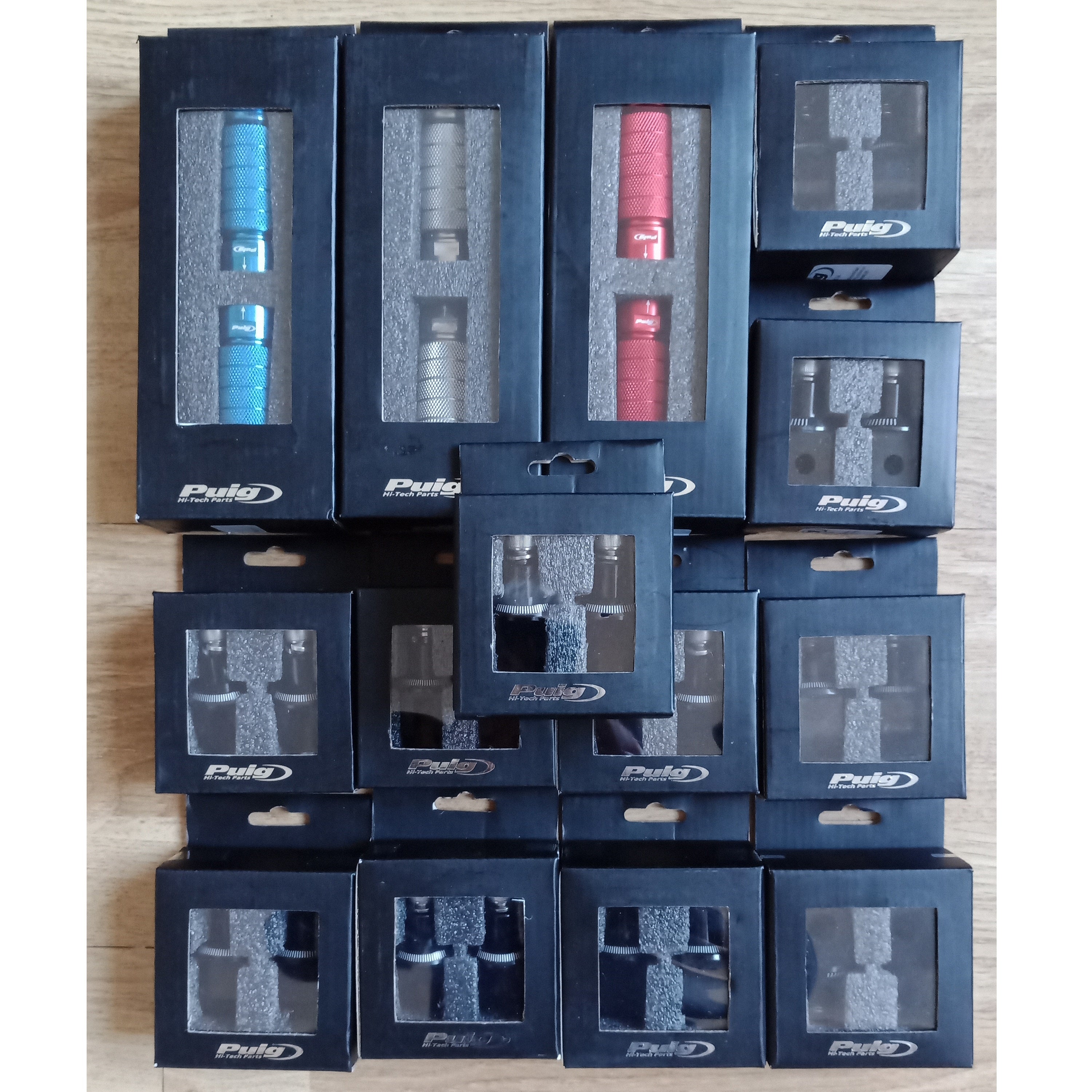 Lot de reposes pieds et adaptateurs PUIG neufs